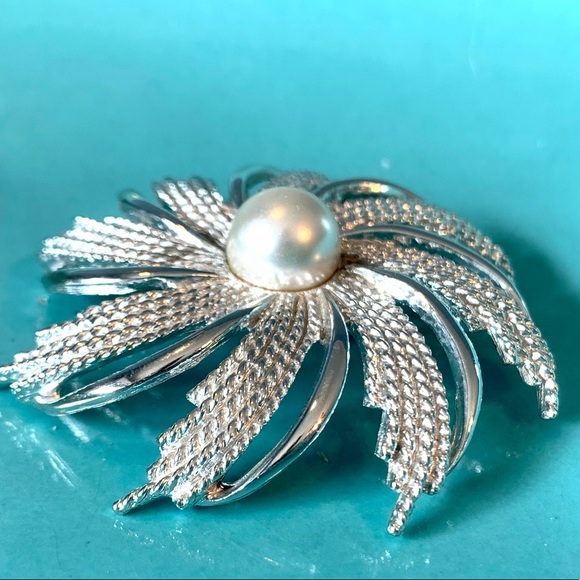 Sarah Coventry Silver Tone Brooch Faux Pearl - Picture 3 of 11